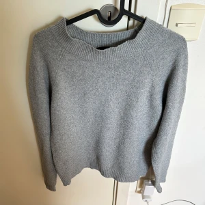 Grå stickad tröja  - Säljer denna gråa stickade tröjan från vero Moda i storlek xs. Den är använd ett par gånger, så den är nopprig. Färgen kan se lite annorlunda ut på bilderna jämfört med i verkligheten 