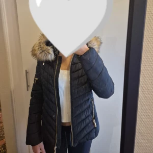 Roco baroco jacka - Säljer min Roco baroco Stockholm vinterjacka. Använd få gånger så den är i bra skick. Avtagbar päls. Köparen står för frakten! 