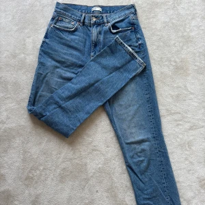 Jeans blå - Säljer dessa raka/straight blåa jeansen från Ginatricot med slits!🥰 De är mid-rise☺️ Hör av dig vid funderingar!