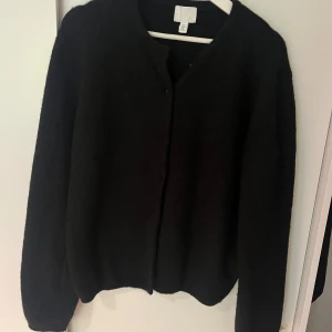 H&M kofta - Svart H&M kofta i storlek S, använd fåtal gånger