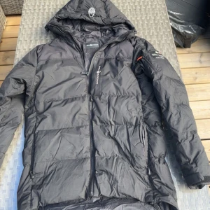 Svart jacka från Sail Racing - Svart vinterjacka från Sailracing i bra skick köpt för 3500, pris kan diskuteras.