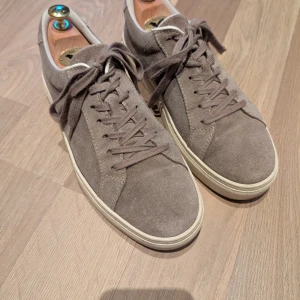 Grå mockasneakers Vagabond modell Paul - Snygga sneakers i grå mocka med klassisk design. Från Vagabond i stl 42, modell Paul. Sparsamt använda.