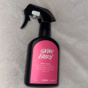 Snow Fairy Body Spray från Lush - Snow Fairy Body Spray från Lush. Doften är söt och sockrig, perfekt för dig som gillar att lukta som godis. Flaskan rymmer 200 ml och har en praktisk sprayfunktion. Bara Använt ett fåtal gånger så ca 80% kvar ( nästan som ny! )Vegansk produkt.💕og pris 395kr mitt pris  275kr