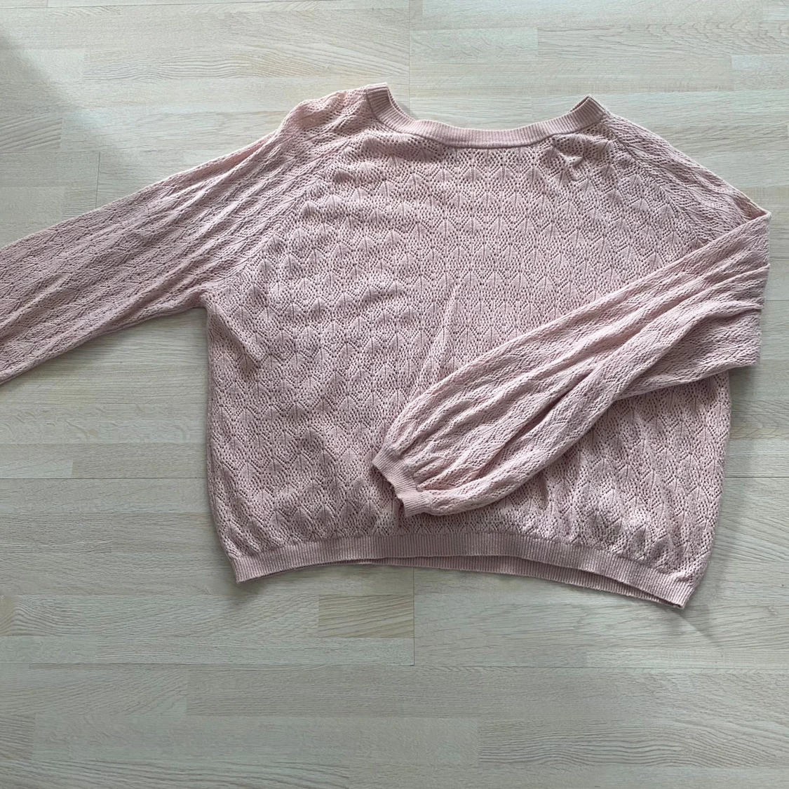 Ljusrosa stickad tröja med mönster - 1