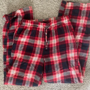 Rödrutiga pyjamasbyxor   - Supermysiga mjukisbyxor från Gina Tricot i rött, blått och vitt rutigt mönster. 