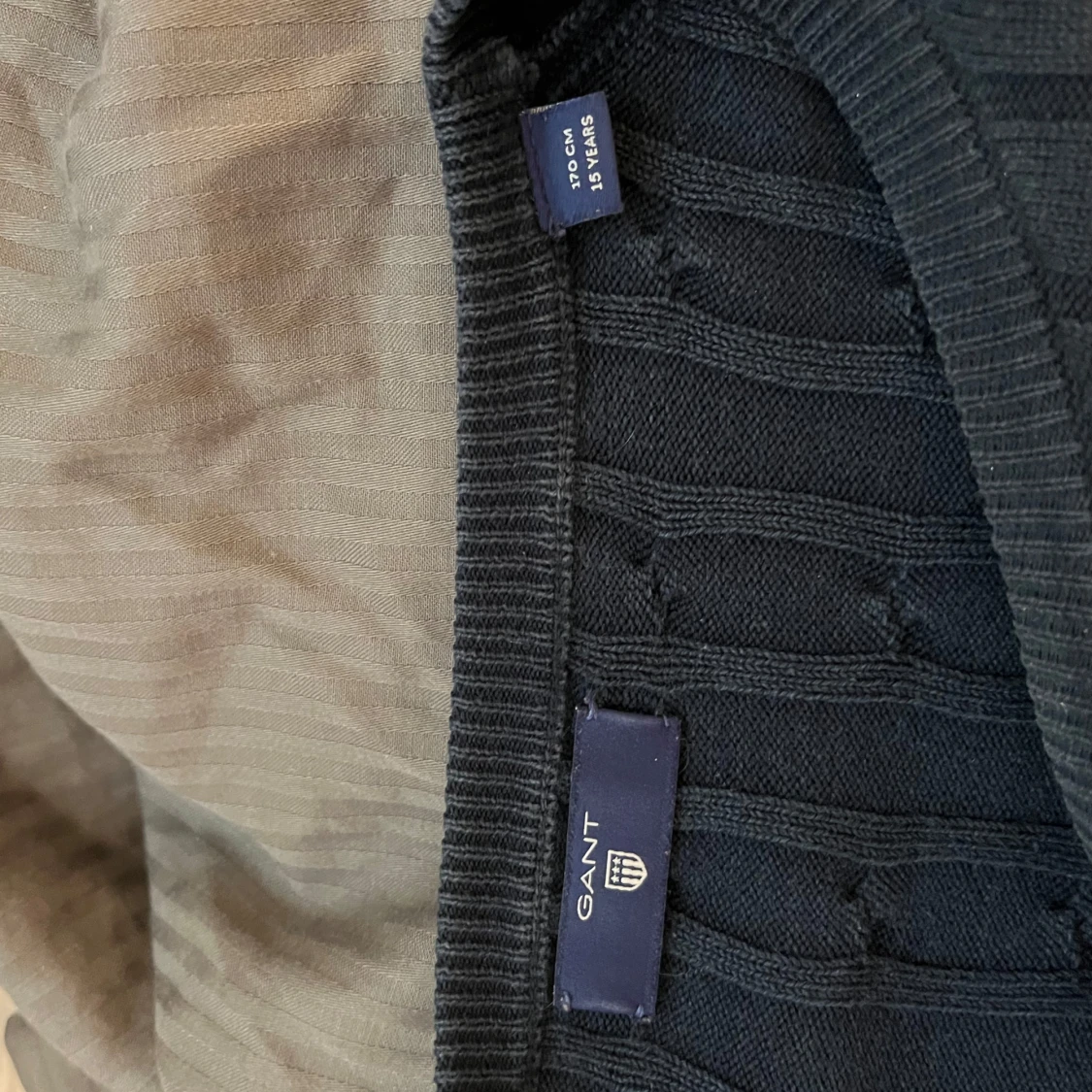 Mörkblå kabelstickad tröja från GANT - 2