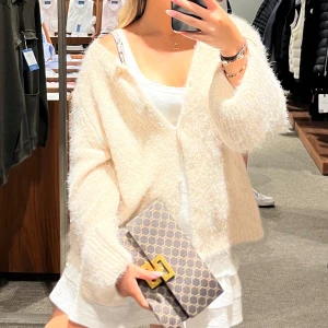 Beige stickad kofta  - Skitsnygg beige stickad kofta ifrån Vero Moda❣️vida ärmar med champagne färgade pärlor, storlek xl-l men sitter skitsnygg på alla från xxs-xl så skulle säga no size 