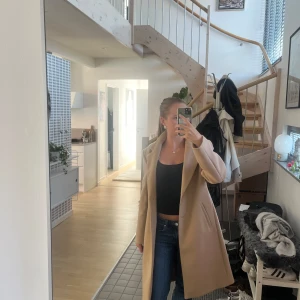 Beige kappa från Zara  - En beige kappa från Zara. Bilderna varierar lite i färg men den första bilden speglar färgen bäst! 