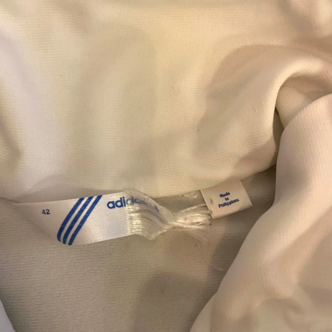 Vit Adidas track jacket med silverränder - 2