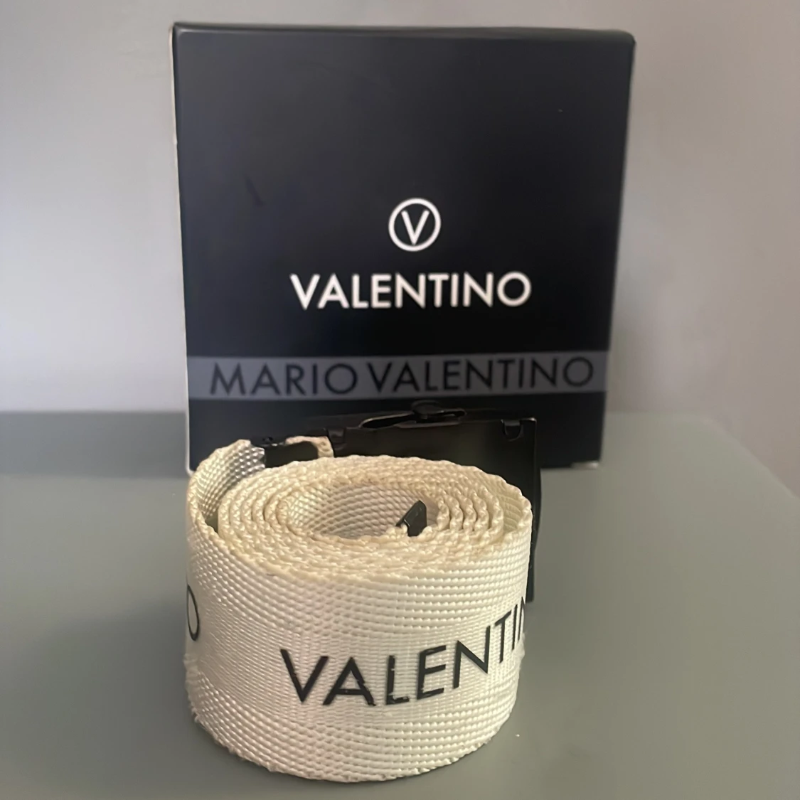 Vit Valentino bälte med svart spänne - 2
