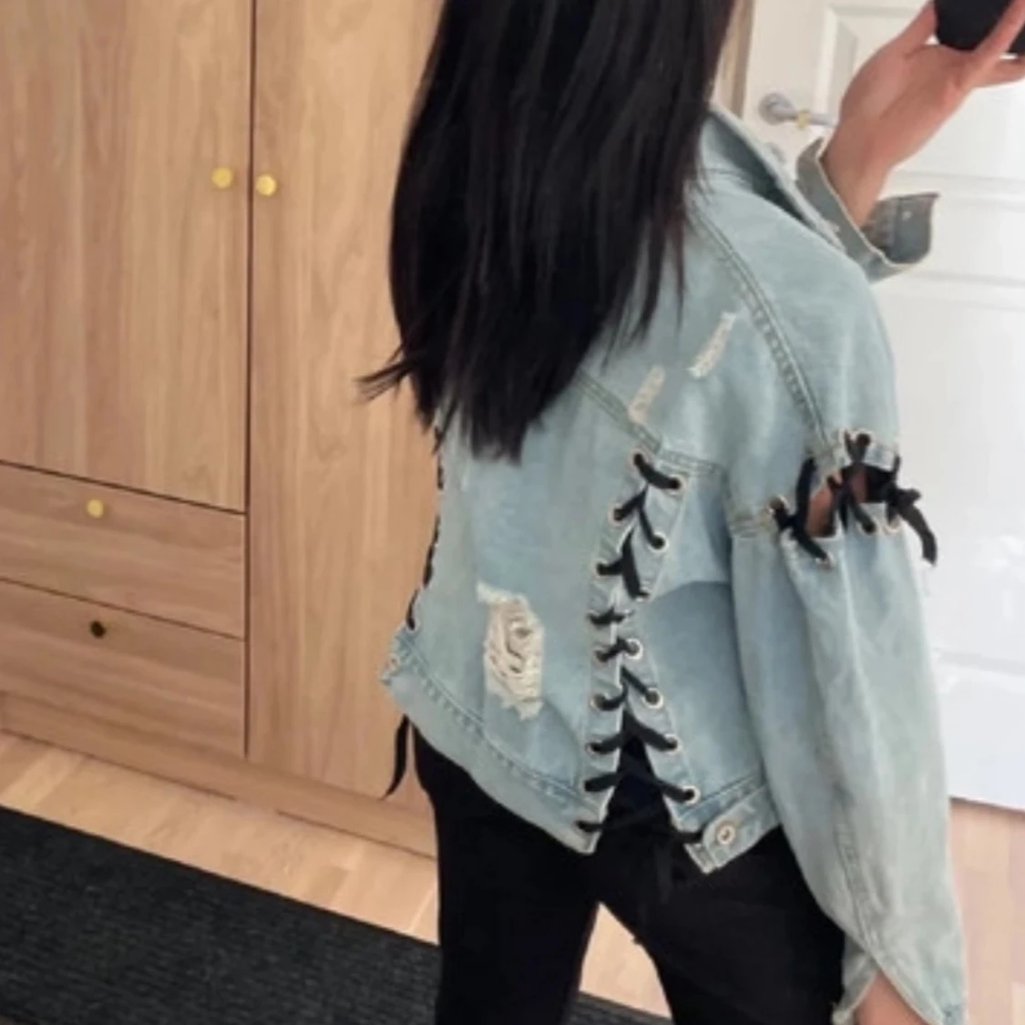 Ljusblå jeansjacka med snörningsdetaljer - 1