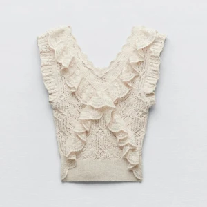 Zara Volang topp  - Säljer denna populära topp från Zara som jag använt enstaka gånger, säljer pga it min stil längre. Den är i jätte bra skick💕💕💕tar it emot prisförslag under 300 kr!