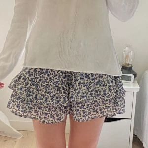 Volangkjol - Gullig blommig volangkjol i en jättefin blå färg💓 Inga tecken på användning! Skönt och stretchigt material💓 Skriv för fler bilder eller om ni har några frågor! Priset går att diskutera☀️