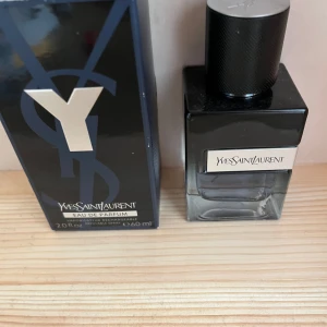 YSL Y EDP  - Säljer denna mycket trevliga sommarparfym. Ungefär 40-50% kvar utav 50ml. Kontakta mig innan köp
