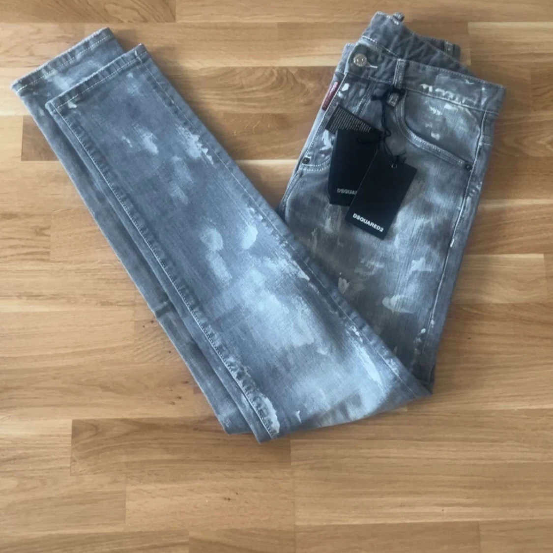 Grå Dsquared2 jeans med slitningar
