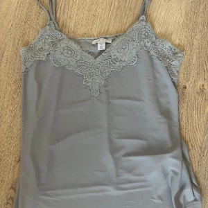 Grå spetslinne från Amisu XS - Supersnyggt grått spettslinne från Amisu