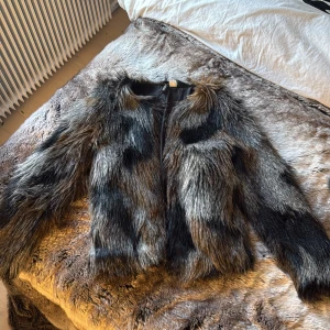 Cool pälsjacka  - Flerfärgad pälsjacka perfekt för hösten. Är i storlek 36 men den är liten i storlek så passar 34/32 bäst. Pälsen är på enstaka ställen lite tovig.