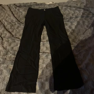 Svarta bootcut cargopants - Kargo byxor fast som ett var kostymbyxor, jätte sköna men kommer tyvärr inte till användning längre