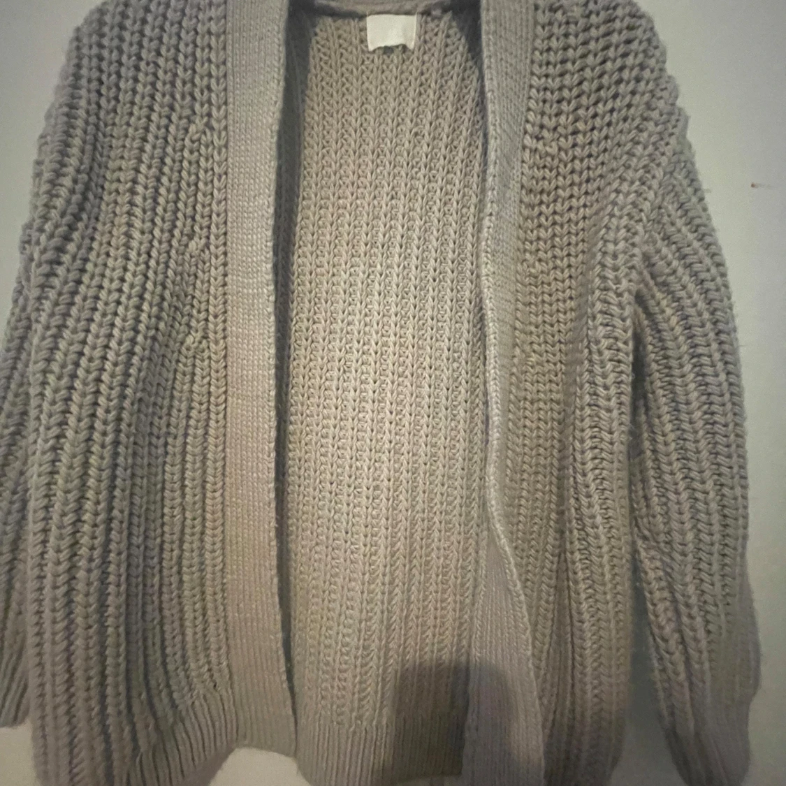 Beige stickad kofta med grov struktur