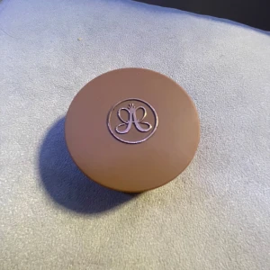 Anastasia Beverly Hills Cream Bronzer - Cream Bronzer i färgen Golden Tan från Anastasia Beverly Hills. Kommer i en rund burk med bronsfärgat lock och ABH-logga. Konsistensen är krämig och lätt att blenda för en solkysst look. Perfekt för contouring och att ge ansiktet extra glow. Inte alls använd mycket och säljer den då jag rensar smink och den ej kommit till användning på senaste. Pris kan diskuteras💞