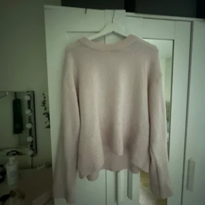 Ljusrosa stickad tröja Gina Tricot - Supermysig ljusrosa stickad tröja från Gina Tricot i storlek 170. Tröjan har rund hals, ribbade muddar och en loose passform med långa ärmar. Perfekt för att hålla sig varm och ändå se chill ut. Materialet är mjukt och skönt mot huden.(helt oanvänd)