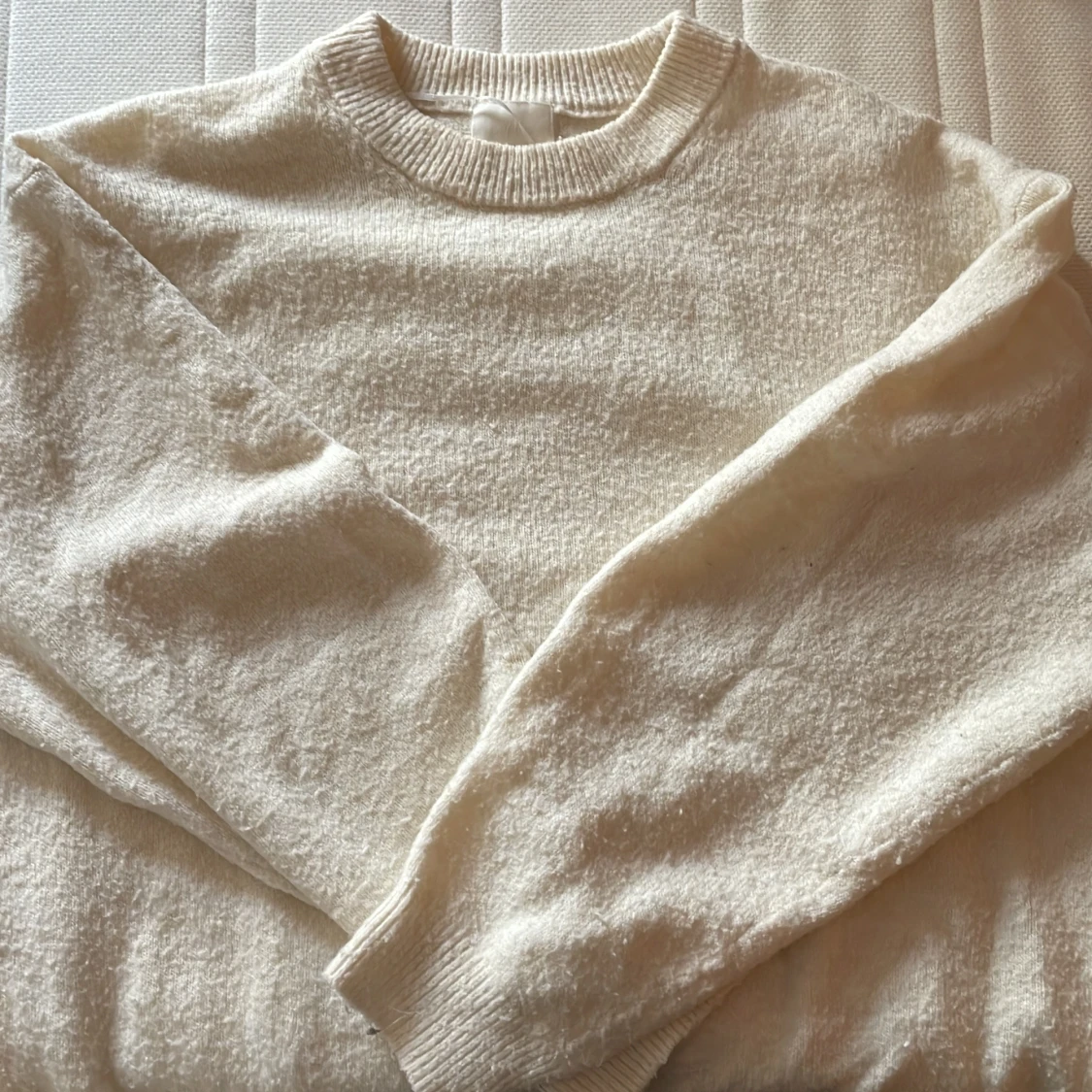 Krämvit stickad tröja med rund hals - 2