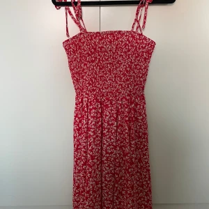 Röd mönstrad klänning - Röd mönstrad klänning från SHEIN i strl XS. Använd någon gång