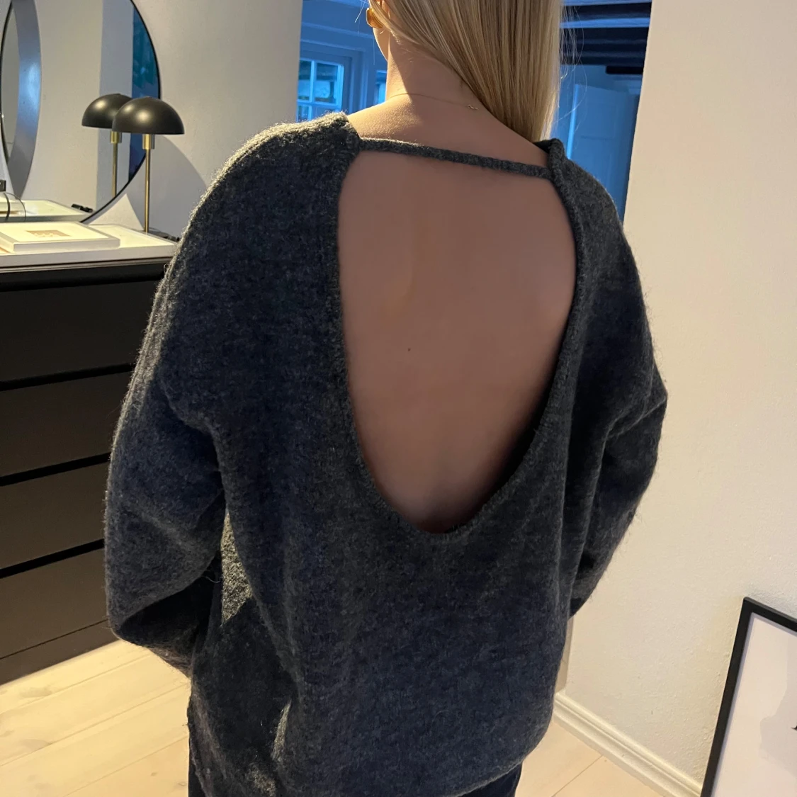 Mörkgrå stickad tröja med öppen rygg - 2