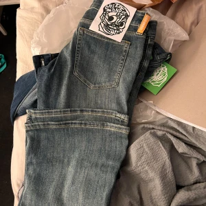 Blå jeans från Cheap Monday - Snygga jeans från Cheap Monday i modellen booty bei, helt nya säljes då jag beställde fel storlek. W28 L32