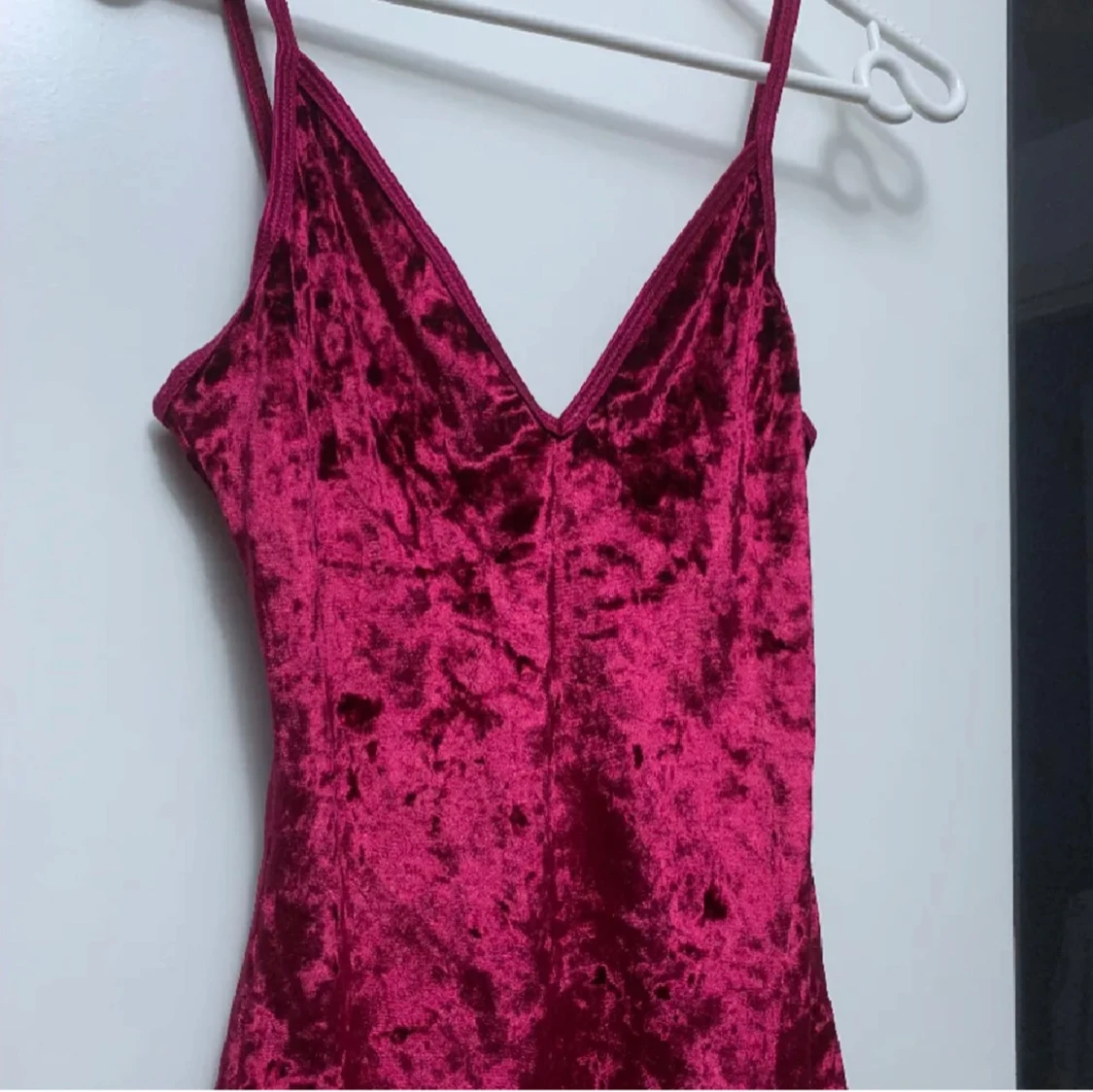 Vinröd sammet bikini med v-ringning