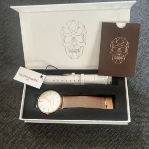 Klocka - En oanvänd fin klocka som jag fick i present för ett tag sedan. Säljer den med det vita extra bandet till med, batteriet behöver bytas.   Våga förhandla om priset så kanske vi kan komma överens om något!     Klockan är rosé färgad men det gick inte att välja den färgen 