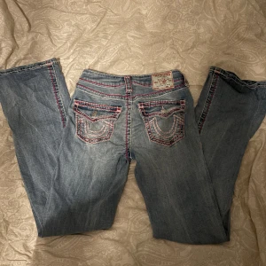rosa True religion jeans - säljer mina älskade rosa true religion jeans då dom blivit alldeles för stora för mig /:   Innerbenslängd : 84cm midjemått : 27 cm jag har dock krympt dom i tvätten så dom kan va nån storlek mindre