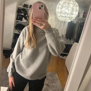 Grå sweatshirt - Mysig sweatshirt som är i storlek XSS men är oversized så passar som en XS