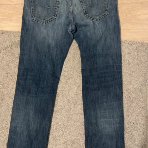 Jacob choen jeans  - Snygga och stilren Jacob cohen jeans i fint skick, finns lite skavanker ser bild i och med de är använda men mycket liv kvar i de samt väldigt billigt pris. Ny priset ligger på 5000kr  Storlek 34