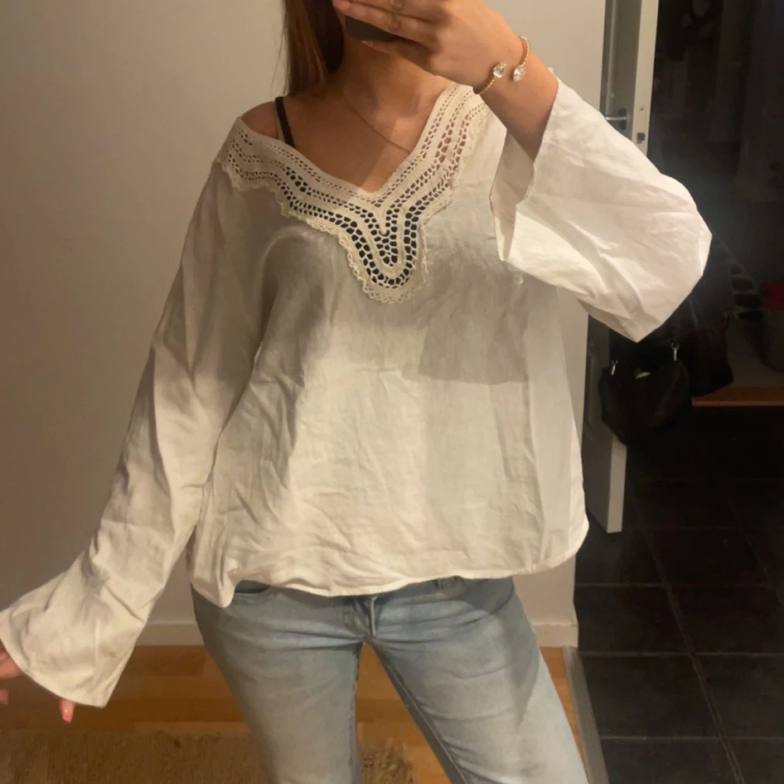 Vit blus med spetsdetaljer - 1