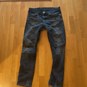 Svarta nudie jeans - Säljer dessa svarta/gråa nudie jeans med slitningar. Storleken är 31/32! Priset går att diskuteras vid snabb affär.