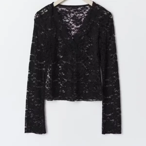 Svart spetsblus från Gina Tricot - Supersnygg svart blus i spets från Gina Tricot. Blusen har v-ringning och lång ärm. Toppen har ett litet hål under armen men som verkligen inte syns eller påverkas. Endast använd en gång. Nypris 299kr men säljer för 150kr. Priset går att diskutera!💓