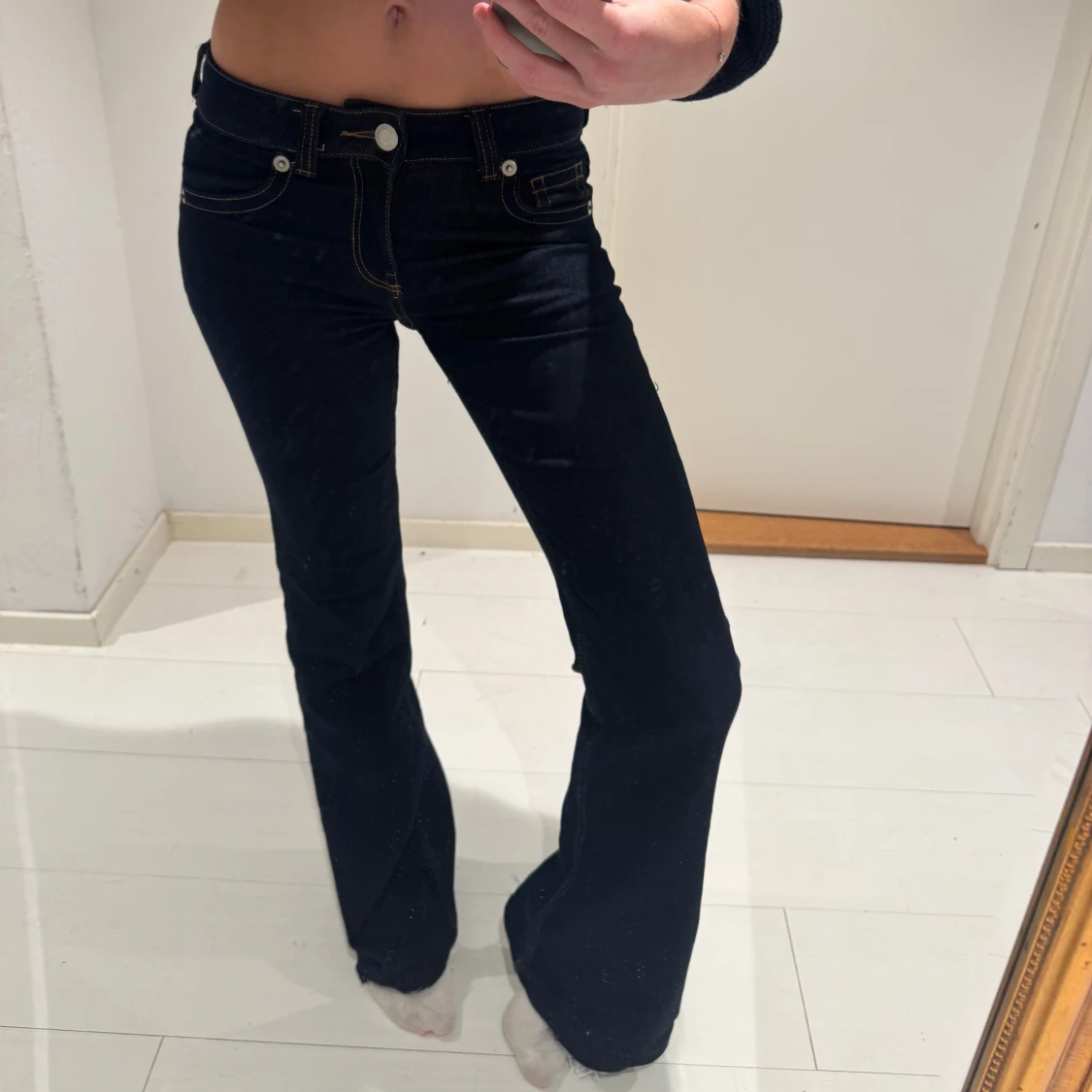 Mörkblå bootcut jeans med låg midja