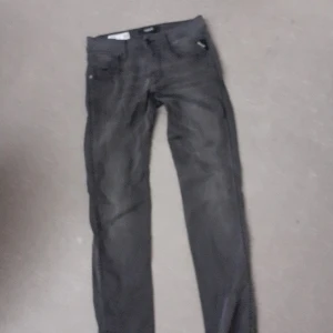 Replay anbass jeans - Replay jeans I modellen anbass storlek 28x32