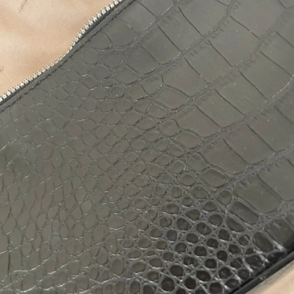 Svart axelväska i croco-imitation - 1