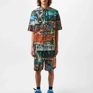 Off-White graffiti skjorta multicolor - Fet skjorta från Off-White med galet graffitiinspirerat tryck i blått, orange, grönt, brunt och svart. Skjortan har korta ärmar, klassisk krage och knäppning framtill. Perfekt för dig som vill sticka ut och köra på streetstyle. This product is like all my products 100% authentic. You can scan the code and it will take you to off white website saying it’s real. Really good summer piece the plastic covering that was on it is very delicate. An absolute steal. Reminder it’s a baggy fit (only shirt)