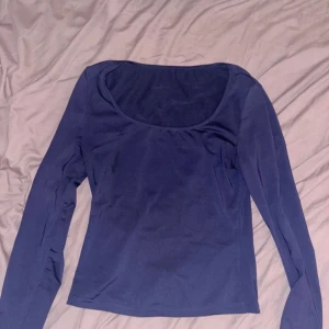 u ringad blå tröja - Snygg mörkblå långärmad topp med en rundad urringning som ger en clean och modern vibe. Modellen är slim och sitter tajt mot kroppen, perfekt att matcha med jeans eller kjol. Materialet är mjukt och stretchigt, 