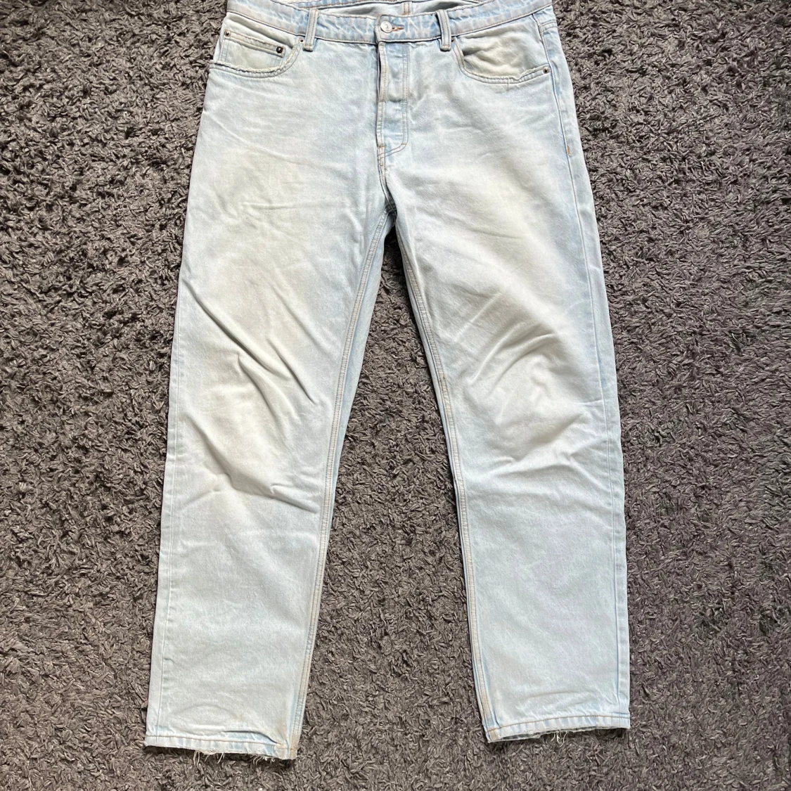 Ljusblå raka jeans med rå kant