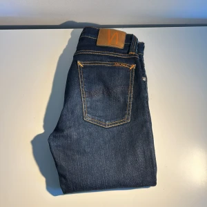 Nudie Jeans - Snygga mörkblå jeans från Nudie Jeans. Väldigt stilrena jeans. Först till kvarn😁