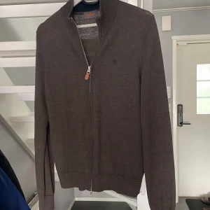 Brun kofta med dragkedja Morris - Morris zip i 100% bomull I stl xs men passar även s, nästan oanvänd och inga hål eller fläckar