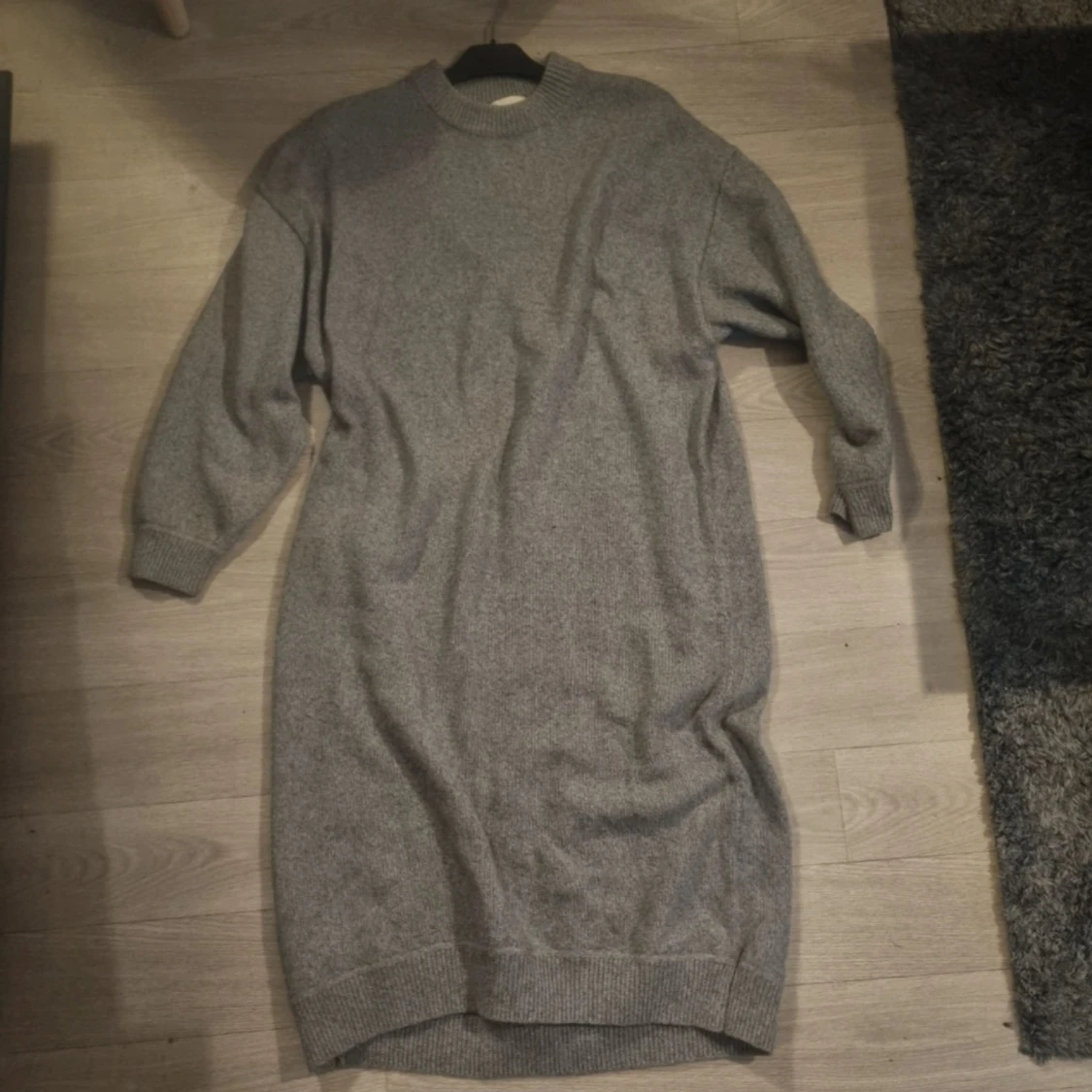 Grå stickad klänning från H&M