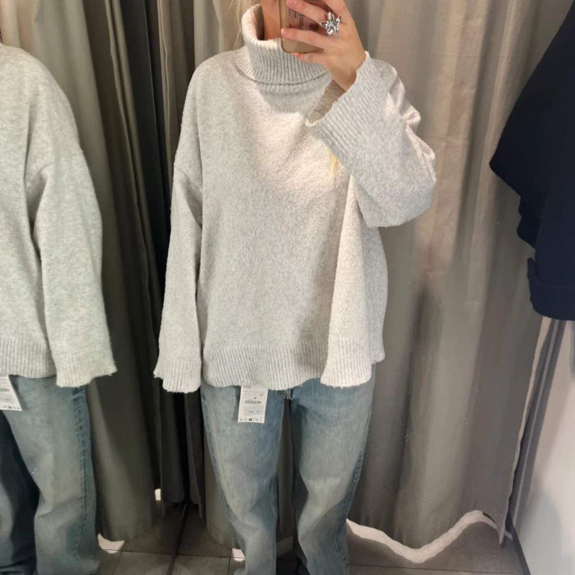 Ljusgrå polotröja i oversized modell