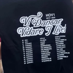 Svart, Hov1 hoodie 2025🩷 - Svart hov1 hoodie från deras sista tour 2025❤️ helt oöppnad, storlek S! Tar bud 