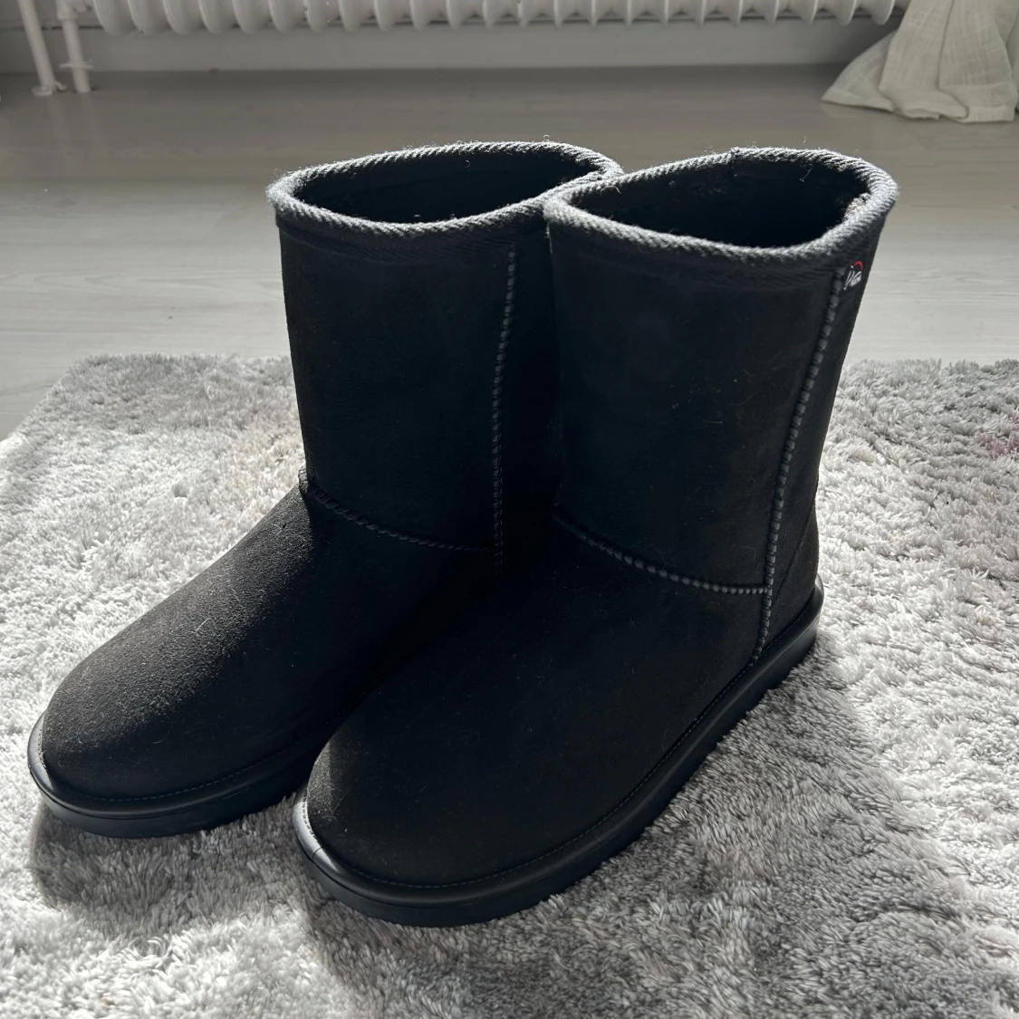 Svarta vinterboots i mocka från Axin