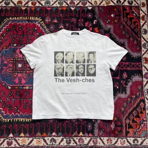 Undercover T-Shirt - En fruktansvärt fet Undercover ”The Vesh-Ches” t-shirt i storlek S liten i storlek. Finns inte många till salu second hand och helt slutsålda nya. Den är i mycket bra skick, inga fläckar, hål osv. Vid frågor eller funderingar är det bara att höra av sig!